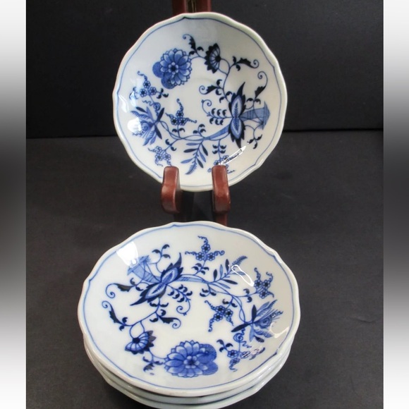 Blue Danube Japan Blue Onion (4) Saucers ORIGINAL Fine China Scalloped Edges - Picture 4 of 5